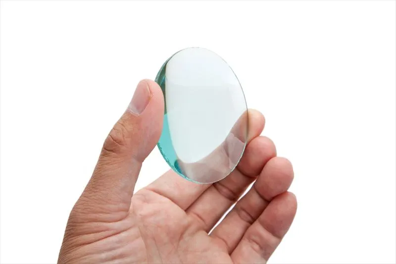 プラスチックレンズと硝子レンズの違い